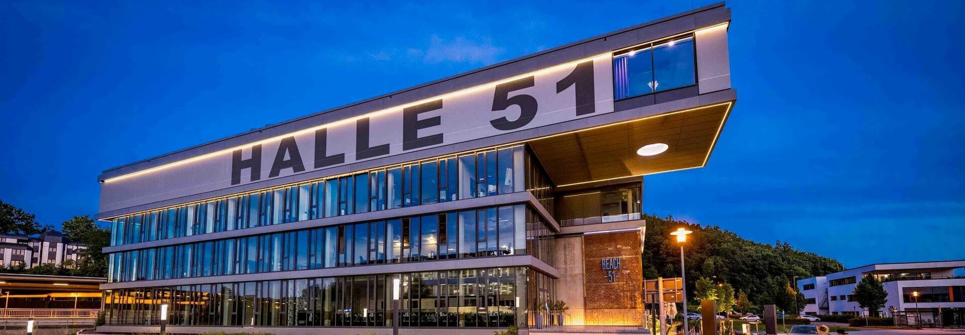 Nachtansicht der Skybar - Halle 51 - in Gummersbach